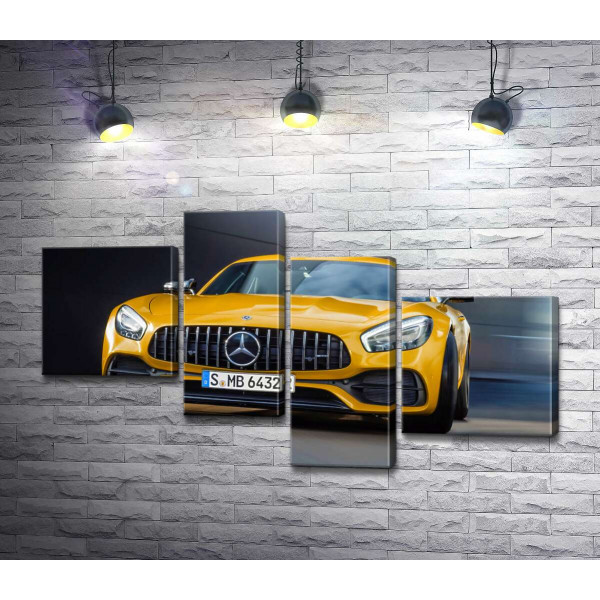 Золотой автомобиль Mercedes-Benz AMG GT S 2018
