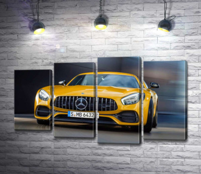 Модульна картина "Золотий автомобіль Mercedes-Benz AMG GT S 2018"