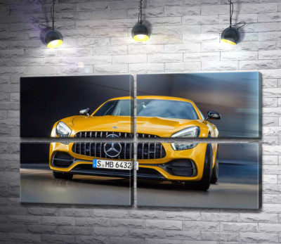 Золотой автомобиль Mercedes-Benz AMG GT S 2018