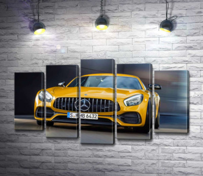 Модульна картина "Золотий автомобіль Mercedes-Benz AMG GT S 2018"