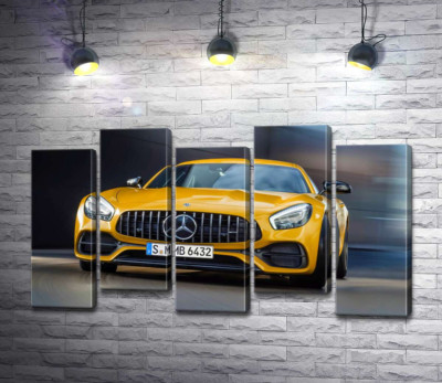 Модульна картина "Золотий автомобіль Mercedes-Benz AMG GT S 2018"