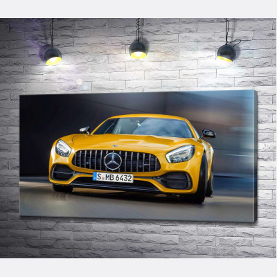 Золотий автомобіль Mercedes-Benz AMG GT S 2018