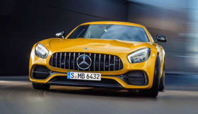 Золотий автомобіль Mercedes-Benz AMG GT S 2018