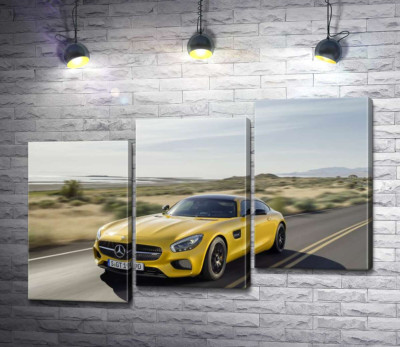 Золотой автомобиль Mercedes AMG GT мчит по трассе