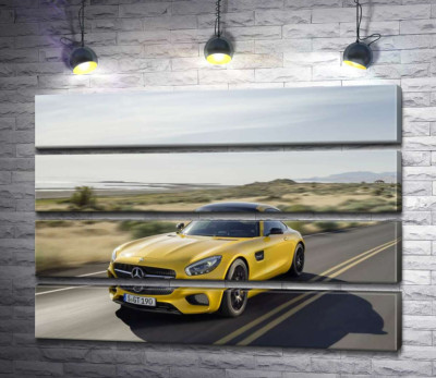 Модульная картина "Золотой автомобиль Mercedes AMG GT мчит по трассе"