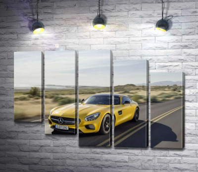 Золотой автомобиль Mercedes AMG GT мчит по трассе