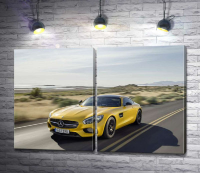 Золотий автомобіль Mercedes AMG GT мчить по трасі