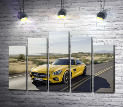 Модульна картина "Золотий автомобіль Mercedes AMG GT мчить по трасі"