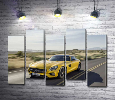 Модульная картина "Золотой автомобиль Mercedes AMG GT мчит по трассе"