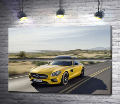 Модульная картина "Золотой автомобиль Mercedes AMG GT мчит по трассе"