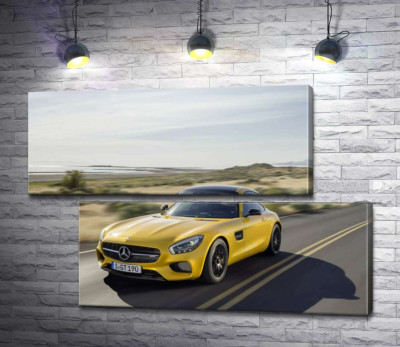 Модульная картина "Золотой автомобиль Mercedes AMG GT мчит по трассе"