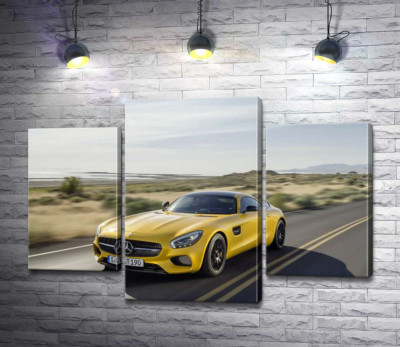 Золотий автомобіль Mercedes AMG GT мчить по трасі