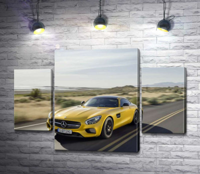 Золотий автомобіль Mercedes AMG GT мчить по трасі