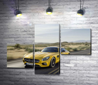 Золотий автомобіль Mercedes AMG GT мчить по трасі