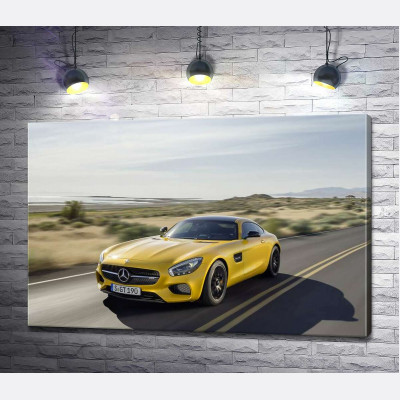 Золотий автомобіль Mercedes AMG GT мчить по трасі