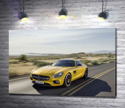 Золотий автомобіль Mercedes AMG GT мчить по трасі