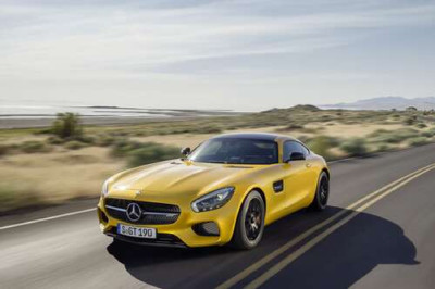 Золотий автомобіль Mercedes AMG GT мчить по трасі