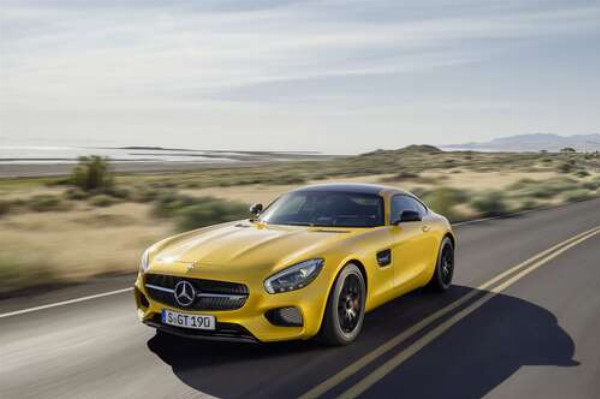 Золотой автомобиль Mercedes AMG GT мчит по трассе