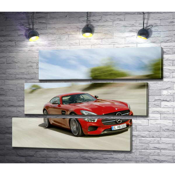 Червоний автомобіль Mercedes-Benz GT-Class 2016 в дорозі