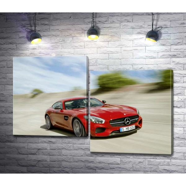 Красный автомобиль Mercedes-Benz GT-Class 2016 в пути