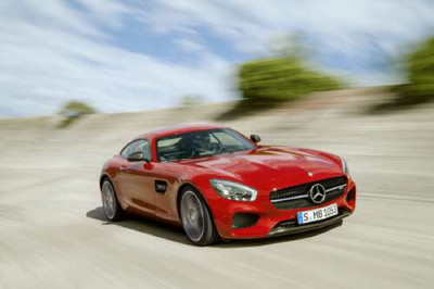 Червоний автомобіль Mercedes-Benz GT-Class 2016 в дорозі