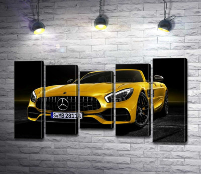 Модульна картина "Кабріолет Mercedes AMG GT S Roadster сяє золотом"