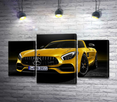 Модульна картина "Кабріолет Mercedes AMG GT S Roadster сяє золотом"