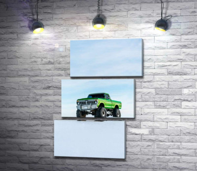 Зелёный пикап Ford F-Series Monster Truck посреди снега
