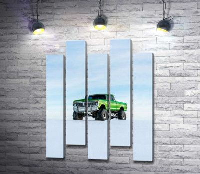 Зелёный пикап Ford F-Series Monster Truck посреди снега