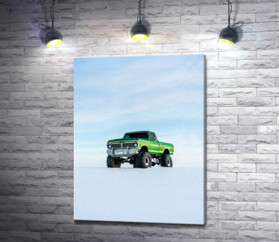 Зелёный пикап Ford F-Series Monster Truck посреди снега