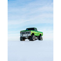 Зелёный пикап Ford F-Series Monster Truck посреди снега