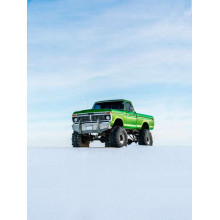 Зелений пікап Ford F-Series Monster Truck посеред снігу