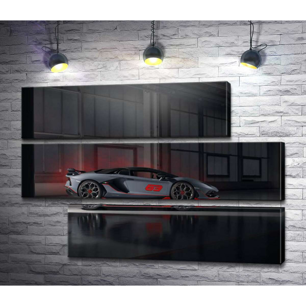 Серебристый автомобиль Lamborghini Aventador S 2018 в ангаре