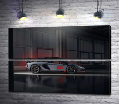 Серебристый автомобиль Lamborghini Aventador S 2018 в ангаре