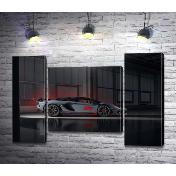 Сріблястий автомобіль Lamborghini Aventador S 2018 в ангарі