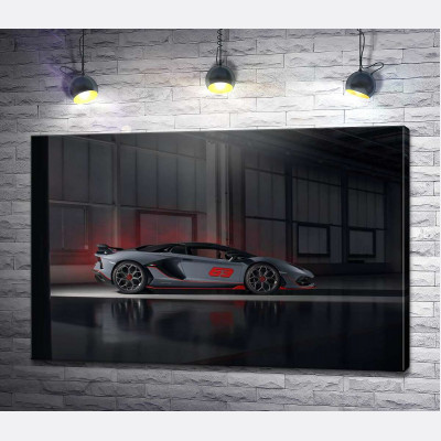 Серебристый автомобиль Lamborghini Aventador S 2018 в ангаре