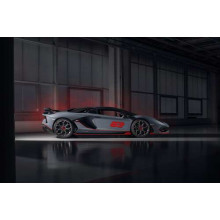 Сріблястий автомобіль Lamborghini Aventador S 2018 в ангарі