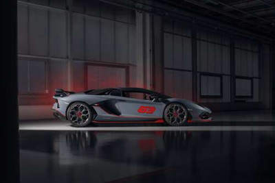 Сріблястий автомобіль Lamborghini Aventador S 2018 в ангарі