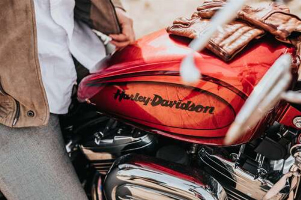 Яркая эмблема на мотоцикле Harley-Davidson вблизи