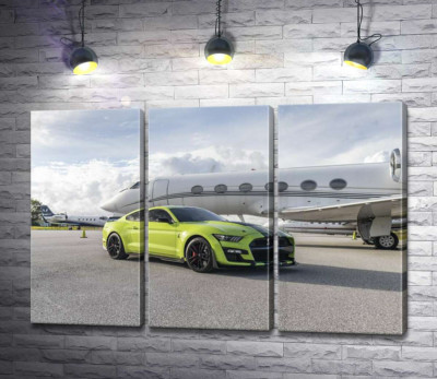 Автомобиль Ford Mustang GT500 Shelby возле самолёта