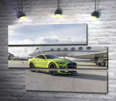 Автомобиль Ford Mustang GT500 Shelby возле самолёта