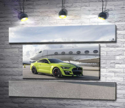 Модульна картина "Автомобіль Ford Mustang GT500 Shelby біля літака"