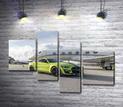 Автомобиль Ford Mustang GT500 Shelby возле самолёта