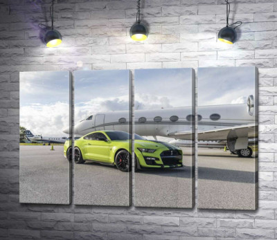 Автомобіль Ford Mustang GT500 Shelby біля літака