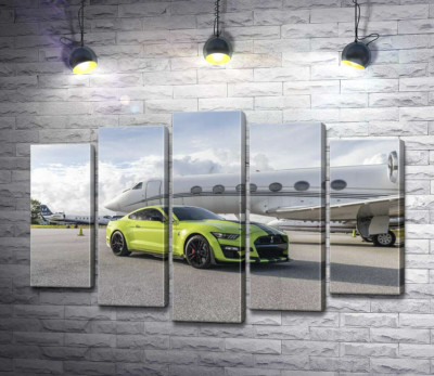 Модульная картина "Автомобиль Ford Mustang GT500 Shelby возле самолёта"