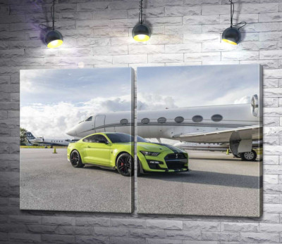 Автомобіль Ford Mustang GT500 Shelby біля літака