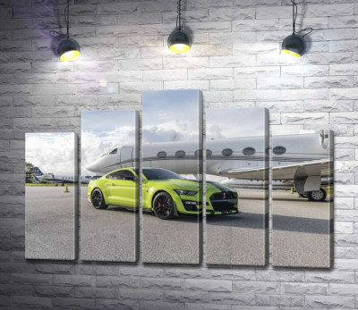Модульная картина "Автомобиль Ford Mustang GT500 Shelby возле самолёта"
