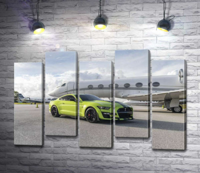 Модульна картина "Автомобіль Ford Mustang GT500 Shelby біля літака"