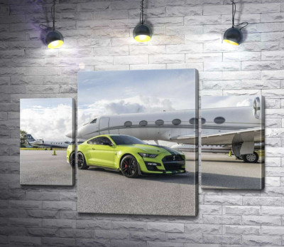Автомобіль Ford Mustang GT500 Shelby біля літака