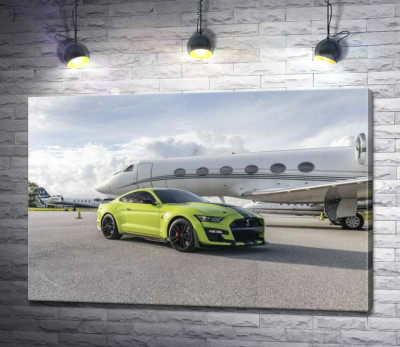 Автомобиль Ford Mustang GT500 Shelby возле самолёта